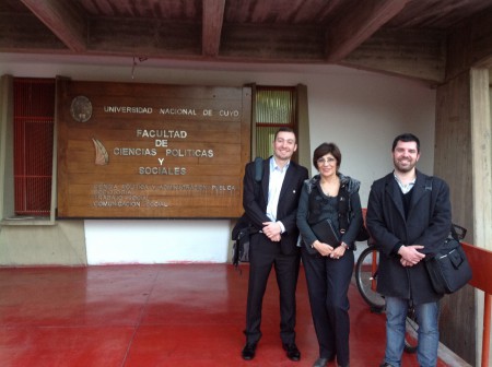 Juan Pablo Aldao, Dra. Silvia Escobar y Lic. Javier Vitale en la Entrada de la Universidad Nacional de Cuyo para presenciar el "Taller sobre Lanzamiento y Constitución del Foro de Análisis Prospectivo Estratégico para la ALJT"